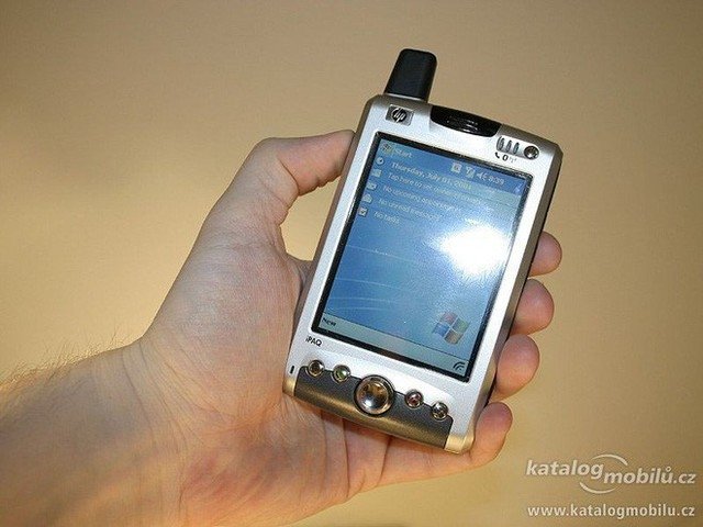 Back in time: the failure of the `big guys` in the PC industry when entering the smartphone market