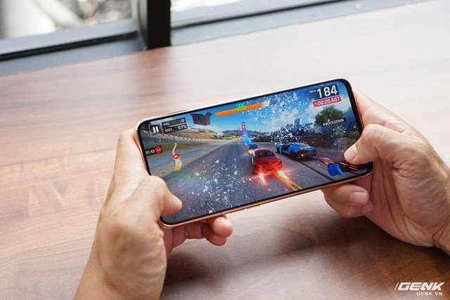 Bored of ‘rabbit ears’ and ‘water drops’, choose these 5 smartphones with flawless screens to play games.