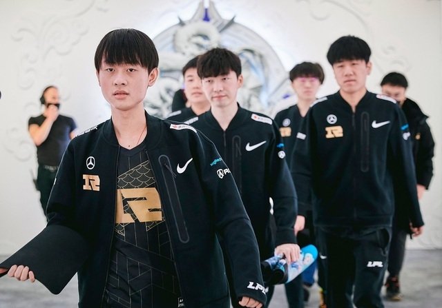 Seeing RNG stop in the Quarterfinals and GALA make a mistake in game 5, fans of the team suddenly felt `missing Uzi`