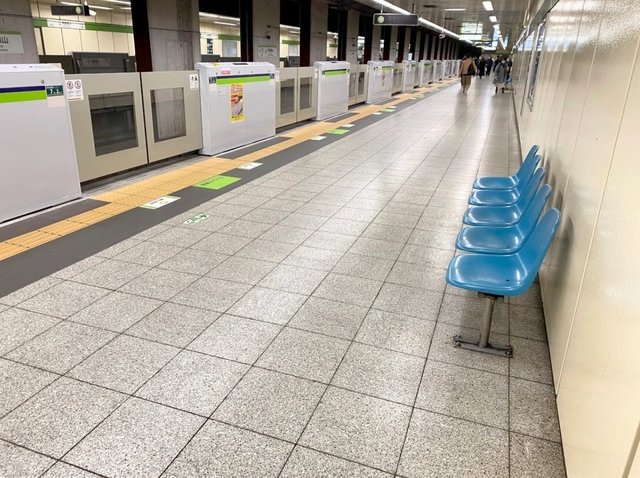 Sophisticated like the Japanese: The reason why the seats at many train stations do not face the train line, turns out to be to protect passengers