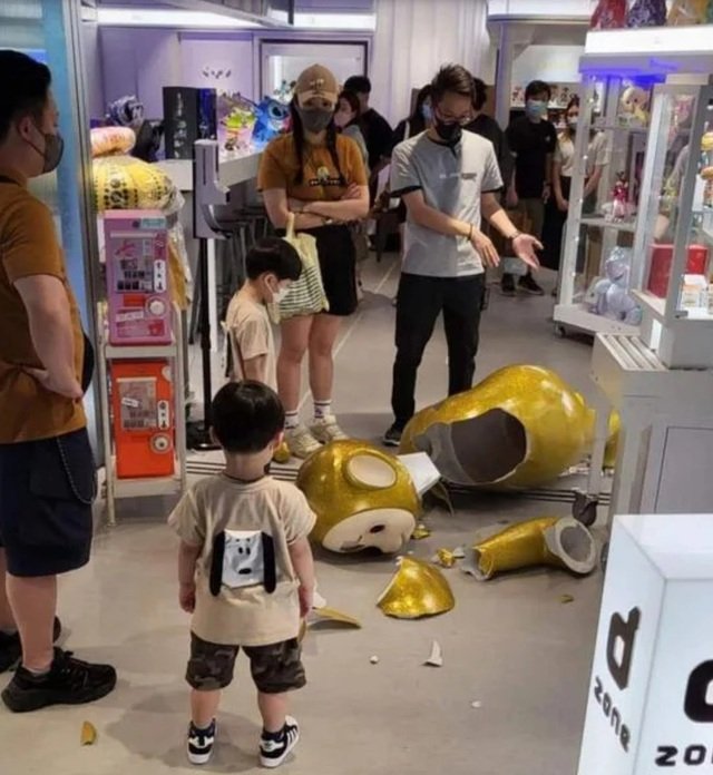 Dad compensated 100 million because his son broke the statue, 2 days later the store apologized and returned the money